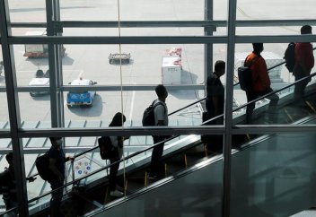 Малайзия планирует транзитные центры для отслеживания прибывающих иностранных работников