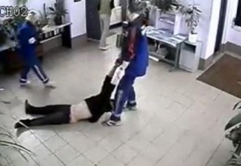 Жедел жәрдемнің мамандары науқасты көлікке сүйреп апарған (видео)