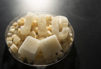 Түсін өзгертетін әрі бірнеше рет пайдалануға болатын мұз жасалды (видео)