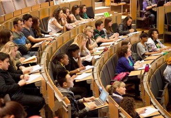 Кәмелет жасына толмаған студенттерге жәрдемақы беріледі