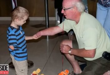 Қазақстандық қолы жоқ ұл бала өзін асырап алған канадалық қолсыз атасымен кездесті (видео)