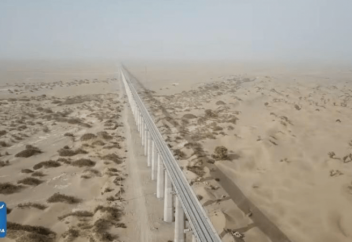 Әлемде тұңғыш рет шөлде теміржол тартылды (видео)