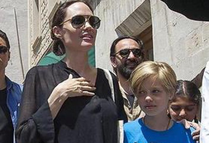 Лагерь беженцев вновь посетила Анджелина Джоли… теперь с дочерью