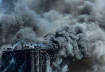 ТРАГЕДИЯ В БАКУ: люди выпрыгивали из окон высотки, спасаясь от огня (видео)