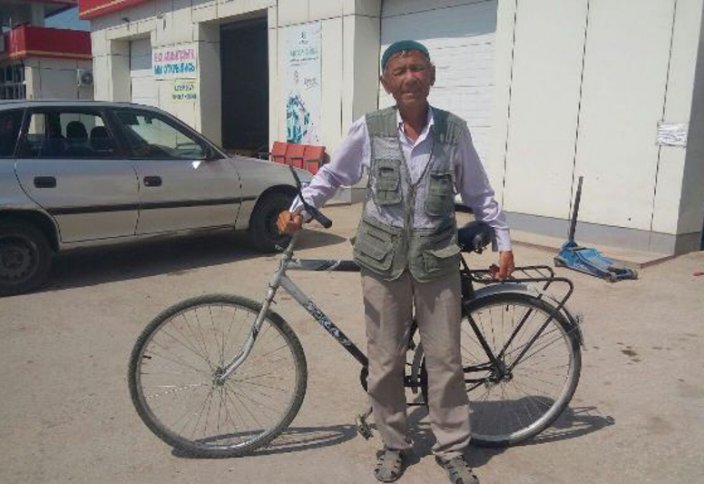 58-летний актюбинец доехал на велосипеде к мечети Бекет ата в Мангистау