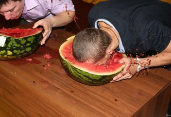 Врачи рассказали, чем чревато переедание арбуза