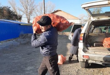 Мешіт жаз бойы еккен өнімін таратты (фото)