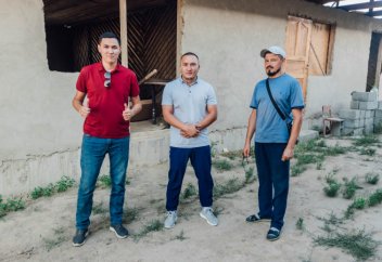 Они строят дома и раздают их бесплатно. Как парни из Талдыкоргана делают одно большое дело