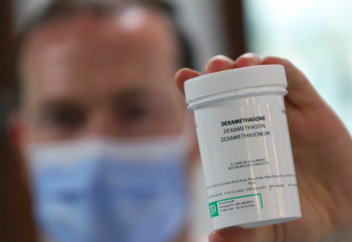 "Коронавирустан емдейтін алғашқы дәрі". Ғалымдар адам өлімін азайтатын препарат тапты