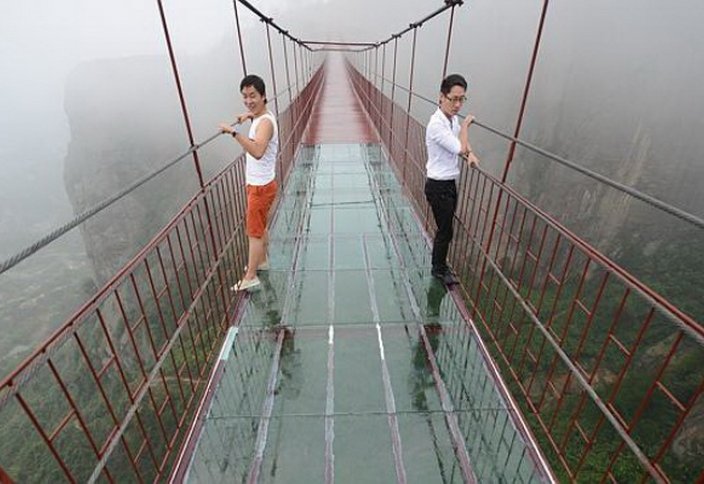 Қытайда шыныдан жасалған ең үлкен көпірдің құрылысы аяқталуға жақын