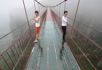 Қытайда шыныдан жасалған ең үлкен көпірдің құрылысы аяқталуға жақын