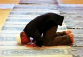 Алла Тағала біздің ғибадатымызға зәру ме? Неліктен біздің ғибадат етуімізді талап етіп, орындамағандарды азаптайтынын ескертуде?