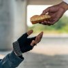 Объяснение благотворительности: Как богатые и бедные сравниваются по пожертвованиям