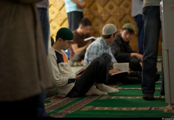 Оқылып жатқан Құранды тыңдау парыз ба?