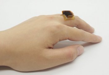 Сақина секілді шағын құрылғы адам денесінің жылуын биобатареяға айналдырады (видео)