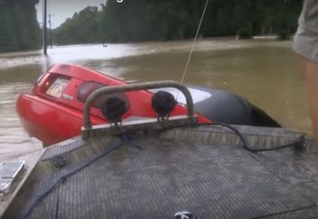 Құтқарушылар суға кеткен автокөліктегі әйелді ажалдан алып қалды (ВИДЕО)