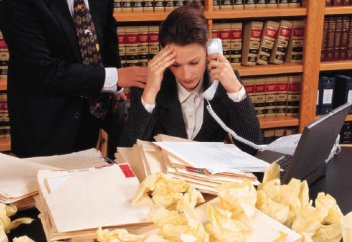 Женщина в мужских коллективах испытывает стресс – исследования ученых