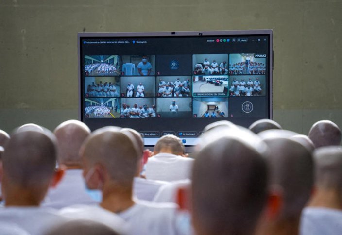 В кандалах и бритых: в Сальвадоре прошёл массовый суд над сотнями членов банды