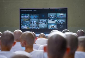 В кандалах и бритых: в Сальвадоре прошёл массовый суд над сотнями членов банды