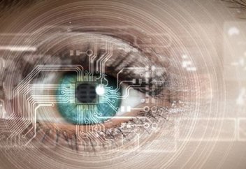 Пациентке көруге мүмкіндік беретін киберкөз салынды