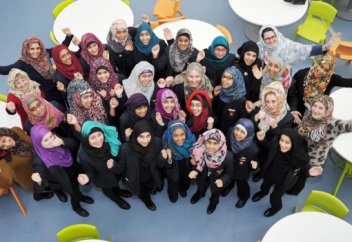 Мұсылман емес мемлекетте хиджаб мектеп формасына айналды