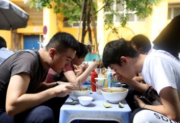 Рост продаж лапши быстрого приготовления оживил дискуссию о потребительских расходах в Китае