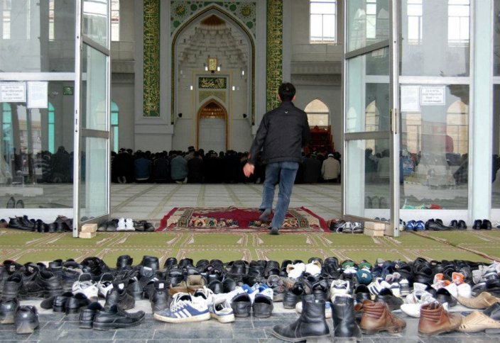 Жұма намазының соңғы отырысына үлгерсе, не істейді?