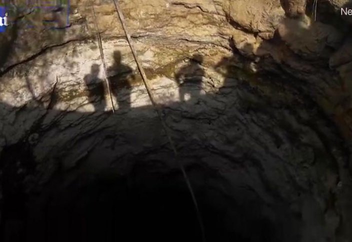 Өмірін қатерге тігеді: Әйелдер суды 20 метр тереңдіктен арқанмен түсіп алып жүр (видео)
