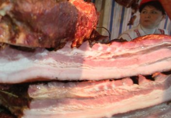 ВОЗ назвала колбасу и бекон причиной рака кишечника