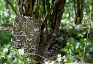 В Крыму жители «оберегают» кладбища