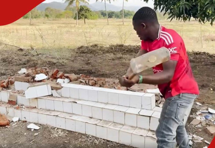 Мужчина сносит могилу отца спустя 24 года после захоронений, чтобы придать ей новый вид