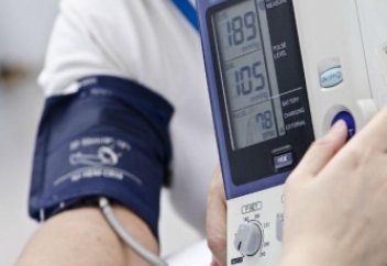 Жоғарғы қан қысымы алжу қатерін арттырады. Кез келген жаста