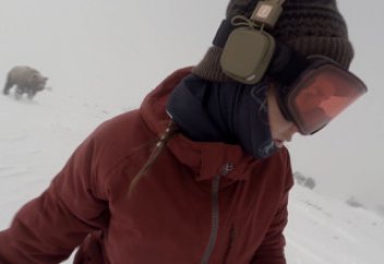 Сноубордшы қыз соңынан қуып келе жатқан аюды байқамаған (ВИДЕО)