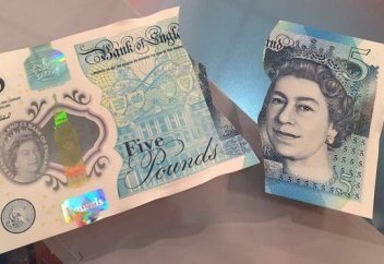 Ұлыбритания тұрғындары қолма-қол ақшамен есеп айырысудан бас тартып жатыр