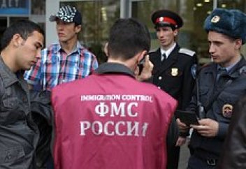 Раскрыто количество выдворенных в 2025 году из России мигрантов
