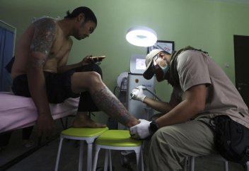 Новообращенные мусульмане спасаются от харама, расплачиваясь Кораном