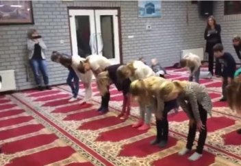 Еуропалықтардың "төбе шашын тік тұрғызған" намаз (видео)