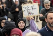США: родители-мусульман протестуют против отмены их права на отказ от учебников с ЛГБТ-учением