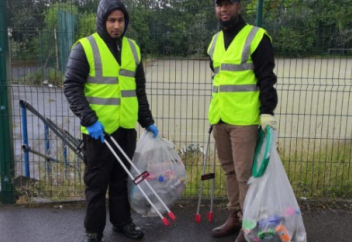 7 лет мусульманин добровольно убирает мусор