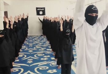 Жаһан: Балаларды тоғыз жасынан бастап, террористер тізіміне енгізе бастады