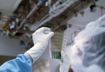 Жұқа пленка кез келген заттың бетін күн панеліне айналдырады (видео)