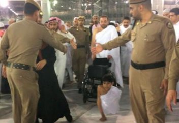 Денесінің қақ жартысы жоқ жасөспірім Қағбада қалай тәуеп етті? (видео)