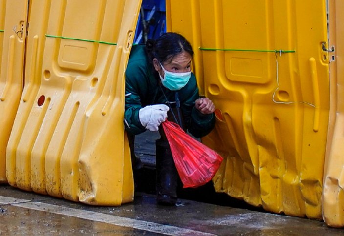 «Через заднюю дверь». Как привычка китайцев давать взятки привела к распространению коронавируса