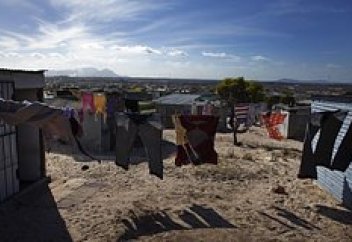 Китай стал тратить на бедные страны меньше и получать с них больше