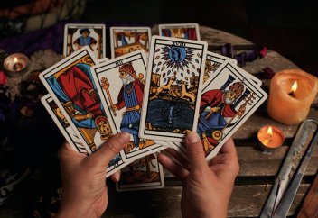 В Краснодаре суд вынес приговор гадалке за пропаганду сатанизма