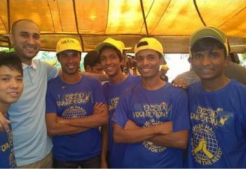 Британ мұсылмандары үйсіз-күйсіз балаларды футболға баулуда