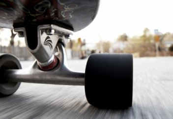 Когда он попросил у юнцов скейт, они не знали, что и думать. Однако вскоре все были в восторге!