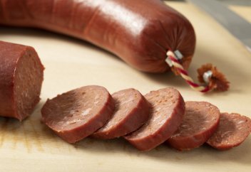 В российской халяльной колбасе нашли свинину