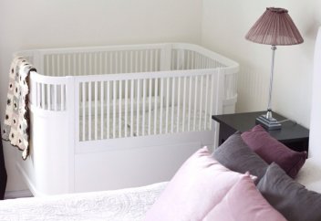 Түнде жас балалардың ерлі-зайыптылардың жатын бөлмесінде қалғаны қаншалықты дұрыс?