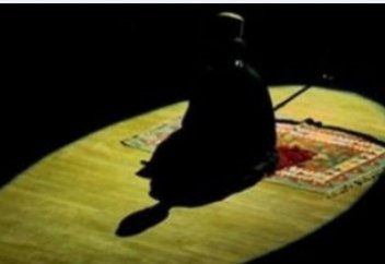 Почему ночные намазы читаются вслух, а дневные про себя?